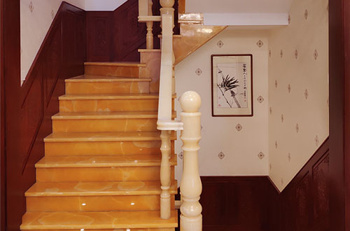 建瓯中式别墅室内汉白玉石楼梯的定制安装装饰效果