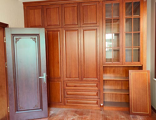建瓯中式家庭装修里定制的实木衣柜效果图